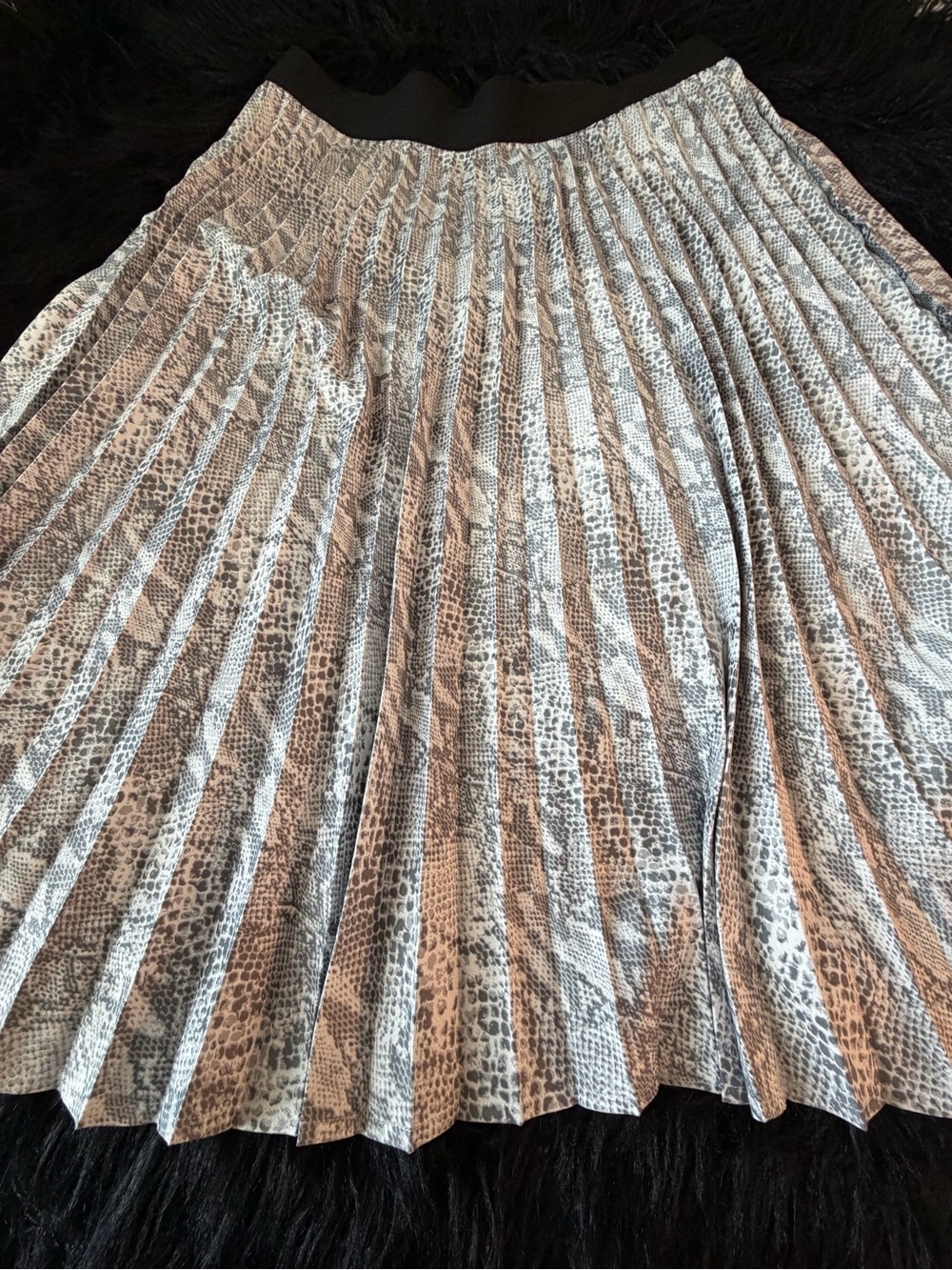 Time and Tru Pleated Snake-Print Midi Skirt in Black and Gray - Picture 6 of 6